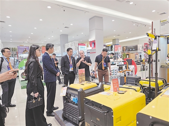 江門企業(yè)家考察印尼長友集團(tuán)旗下商場(chǎng)，深入了解當(dāng)?shù)氐漠a(chǎn)品和市場(chǎng)。