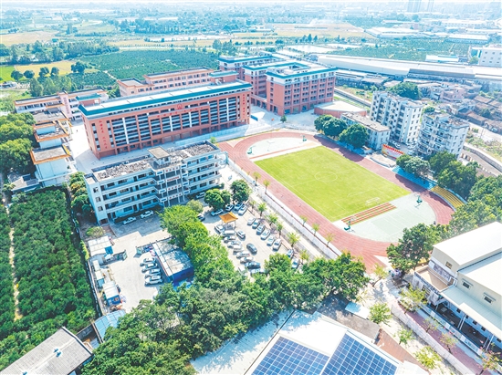 改建后的新會(huì)一中附屬鳳山湖中學(xué)硬件水平實(shí)現(xiàn)了跨越式提升。