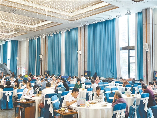 江門不少家庭在母親節(jié)當(dāng)天到酒樓喝早茶。