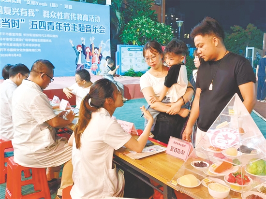 在公益健康義診活動中，專家為市民提供免費答疑、專業(yè)健康指導(dǎo)服務(wù)。