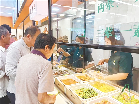 外海街道社區(qū)數(shù)字食堂菜品豐富。