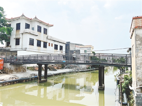 新建成的鋼結(jié)構(gòu)便民新橋打通了村民出行的堵點(diǎn)。