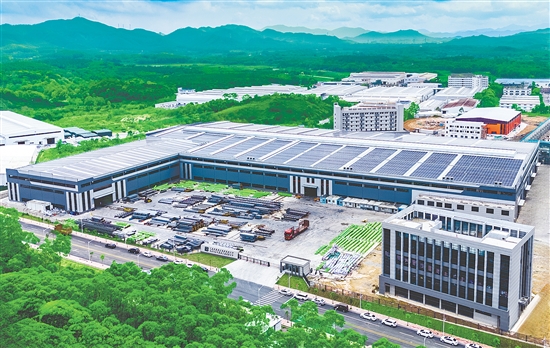 三合鎮(zhèn)做強工業(yè)制造，推動東建重工等優(yōu)質項目投產見效，培育金屬制品、裝備制造等產業(yè)集聚效應。