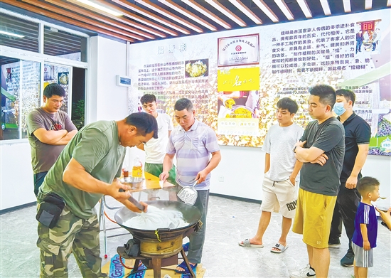 赤溪鎮(zhèn)將客家擂糖糊制作搬進(jìn)圩鎮(zhèn)客廳，讓傳統(tǒng)手藝走向大眾。