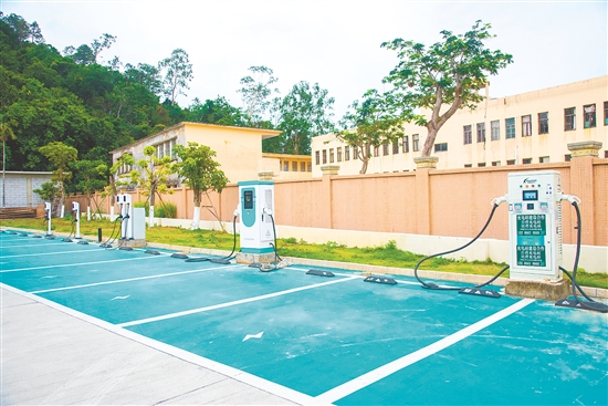 田頭公園內(nèi)設(shè)有停車位及充電樁，大大方便了群眾。