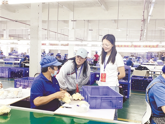 人大代表們深入企業(yè)，與員工交流。