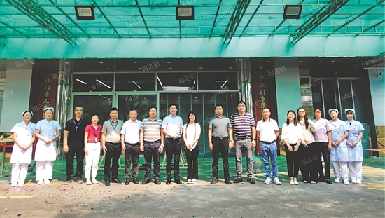 愛心企業(yè)向潮連醫(yī)院捐贈醫(yī)用電梯。