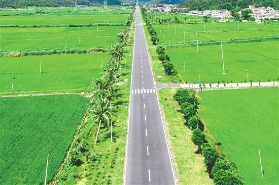 省道S275，又稱川中大道，是連接碼頭至景區(qū)的主要道路，沿途田野、村莊風(fēng)景優(yōu)美，被稱為“最美省道”。