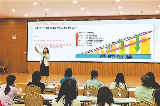 資深家庭心理成長陪伴官現(xiàn)場(chǎng)傳授“提升孩子抗挫力五步法”“家庭溝通五句話”等實(shí)用方法，引導(dǎo)家長從“知道”走向“做到”。