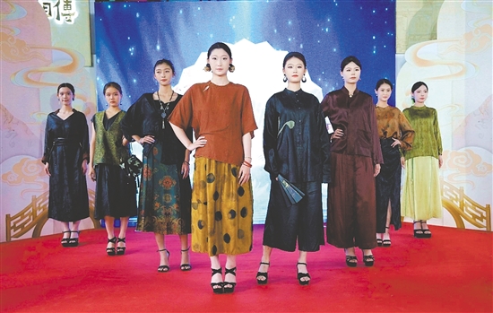活動現(xiàn)場，香云紗服飾秀精彩上演。