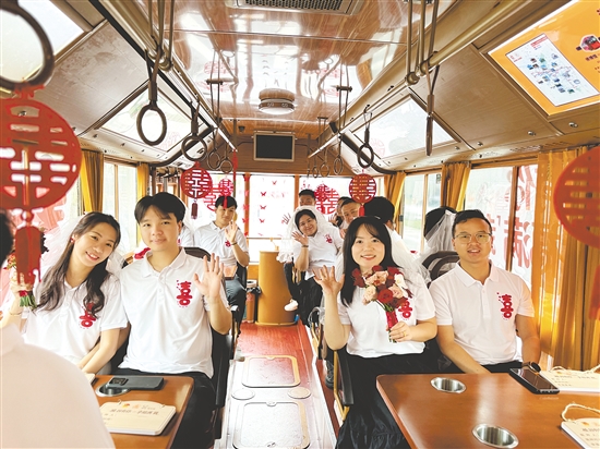 新人們搭乘“鐺鐺車”欣賞僑鄉(xiāng)風貌，沿途向市民派發(fā)喜糖，分享新婚喜悅。