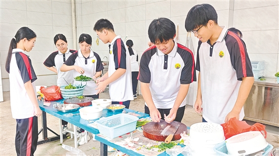 “共享廚房”從菜單構(gòu)思、市場(chǎng)采購(gòu)，到食材清洗、切配烹飪，再到餐后清潔、場(chǎng)地整理，全程由學(xué)生自主規(guī)劃、獨(dú)立完成。
