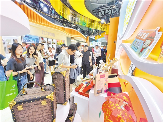 江門展區(qū)精心打造廣貨行天下、文創(chuàng)展示、江門非遺、智享生活四大核心板塊，吸引眾多游客參觀。郭永樂