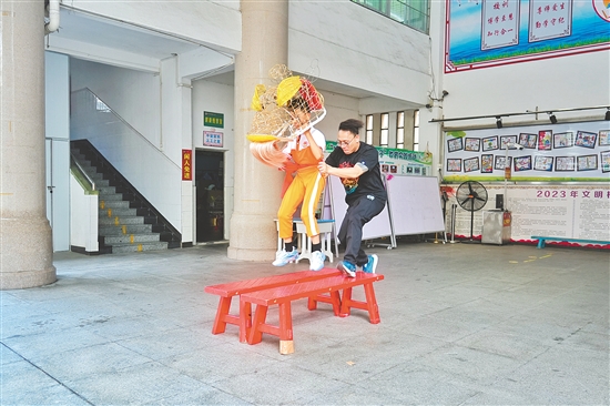 馮應毅帶領學生練習移步、托舉、跳躍等獅藝動作。