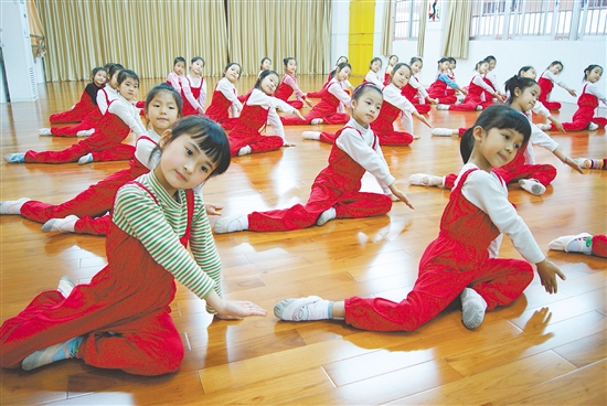 除了開齊開足藝術(shù)課程，該校還打造多種形式的活動載體，幫助學(xué)生提高舞蹈水平。