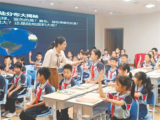 《水的故事》研討課將國(guó)家中小學(xué)智慧教育平臺(tái)的資源與科學(xué)課堂深度融合，打造情景化、數(shù)字化的高效課堂。