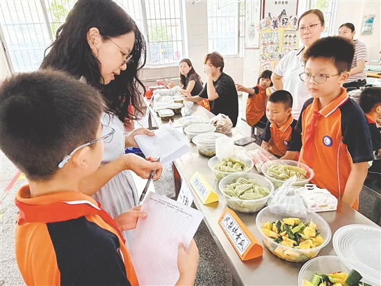 在美食市集，各班美食講解員熱情地向大家介紹美食制作過(guò)程、食材來(lái)源與勞動(dòng)感悟，分享收獲與快樂(lè)。