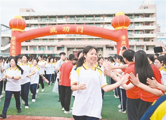 學生們跑過“成功門”，信心滿懷地迎接高考。