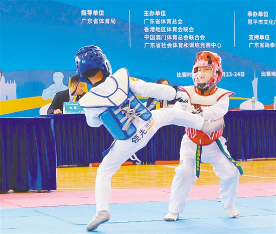賽場(chǎng)上，選手們身法靈動(dòng)、技藝精湛。