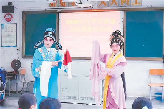 文化志愿者的婉轉(zhuǎn)唱腔、優(yōu)美身段、悠揚曲調(diào)，盡顯粵劇獨特韻味。