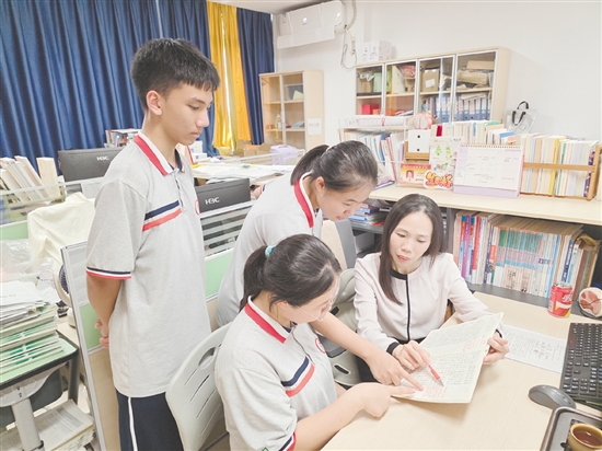 江門市第一中學景賢學校人才島校區(qū)學生認真向老師請教。