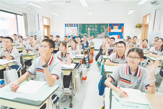 紫茶中學學生以良好的精神面貌迎接中考。