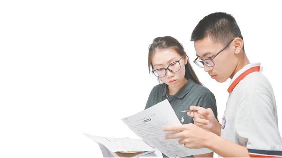 江門市華僑中學老師在輔導學生進行考前查漏補缺。