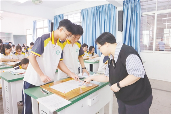 老師指導(dǎo)學(xué)生做實(shí)驗(yàn)。