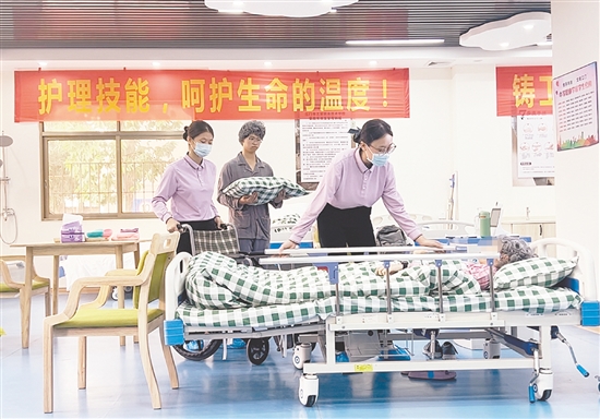 家政專業(yè)學(xué)生實訓(xùn)現(xiàn)場。