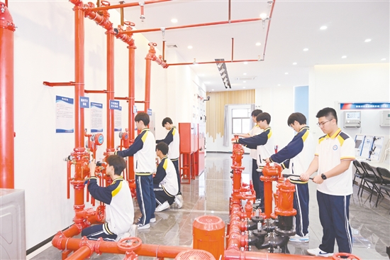 工貿(mào)職校建成安全應(yīng)急實踐基地。