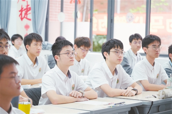 課堂上，學生們精神抖擻。