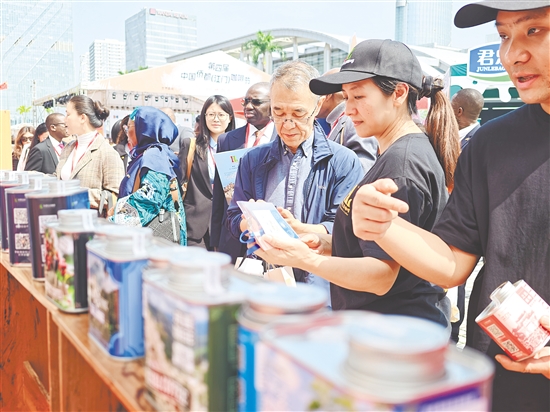 今年3月，2026第四屆中國僑都（江門）咖啡節(jié)在五邑華僑廣場舉辦。圖為活動現(xiàn)場，市民游客絡(luò)繹不絕。