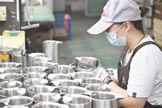 5月26日，在江門凱宇實(shí)業(yè)有限公司，工作人員在給咖啡壺產(chǎn)品質(zhì)檢。