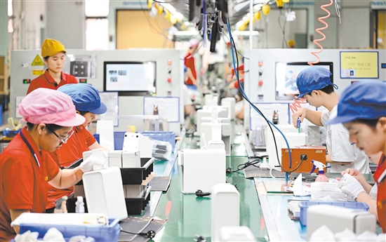 這是5月26日在江門西啡科技有限公司拍攝的咖啡機(jī)生產(chǎn)線。