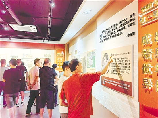 李冠南事跡展吸引了不少游客前來參觀學習。