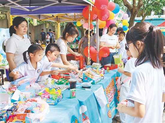 恩平市成德小學舉辦義賣活動。