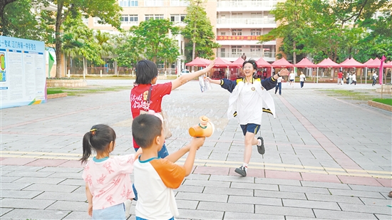 考完啦！考生興奮地沖出考場(chǎng)。