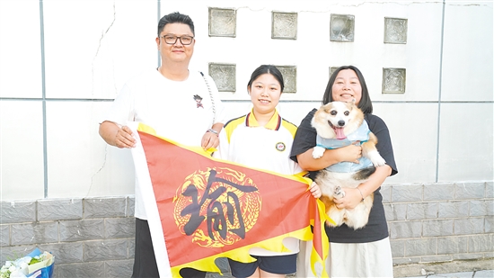 家長帶上愛犬來為孩子助威。