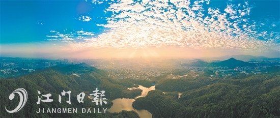 1月1日，清晨，陽(yáng)光穿透云層，照耀著江門(mén)市區(qū)。