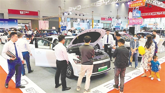 本報(bào)往屆車(chē)展設(shè)置的新能源汽車(chē)展區(qū)受消費(fèi)者歡迎。