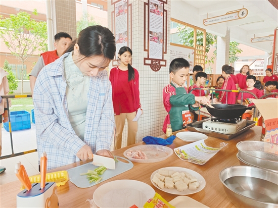 鶴山市翰林學(xué)校舉辦首屆親子廚神爭(zhēng)霸賽，學(xué)生與家長(zhǎng)通力合作，烹飪出一道道美味菜品。