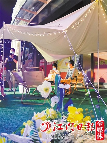 市民和家人一起享受夜晚休閑好時(shí)光。