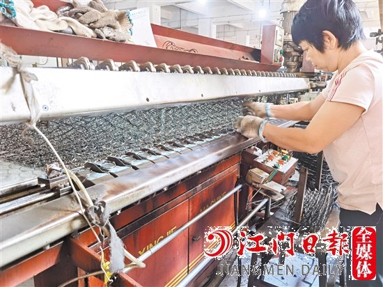 工作人員進(jìn)行現(xiàn)場(chǎng)作業(yè)。