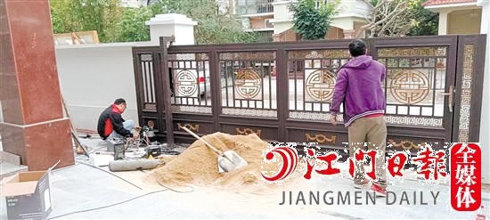 創(chuàng)永佳工作人員在安裝別墅門。
