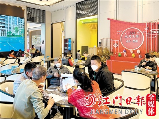 春節(jié)期間，不少市民到樓盤看房。