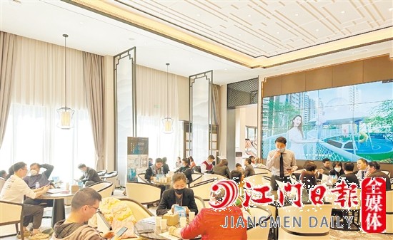 樓盤營(yíng)銷中心洽談區(qū)座無(wú)虛席。