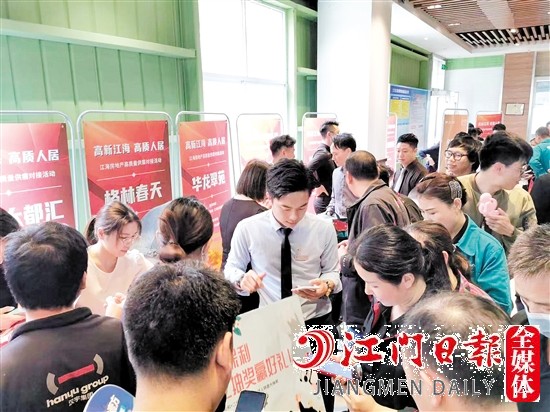 活動(dòng)現(xiàn)場，房企工作人員為企業(yè)職工介紹項(xiàng)目信息。
