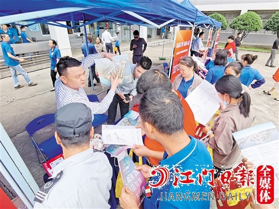 活動(dòng)現(xiàn)場，房企工作人員為企業(yè)職工介紹項(xiàng)目信息。