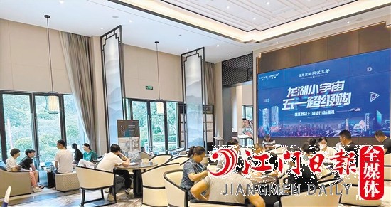 “五一”假期，不少市民選擇去看房。