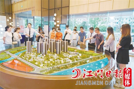 看房團(tuán)在保利大都匯了解樓盤詳情。